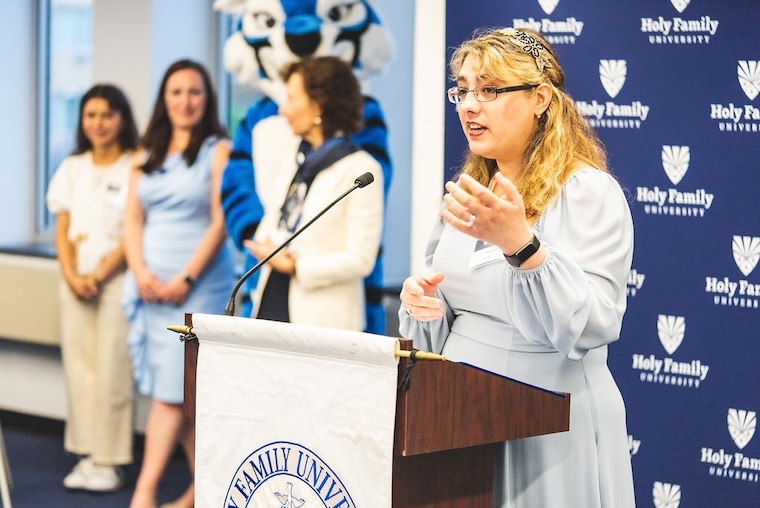 Alum speaking to students and alumni at University event